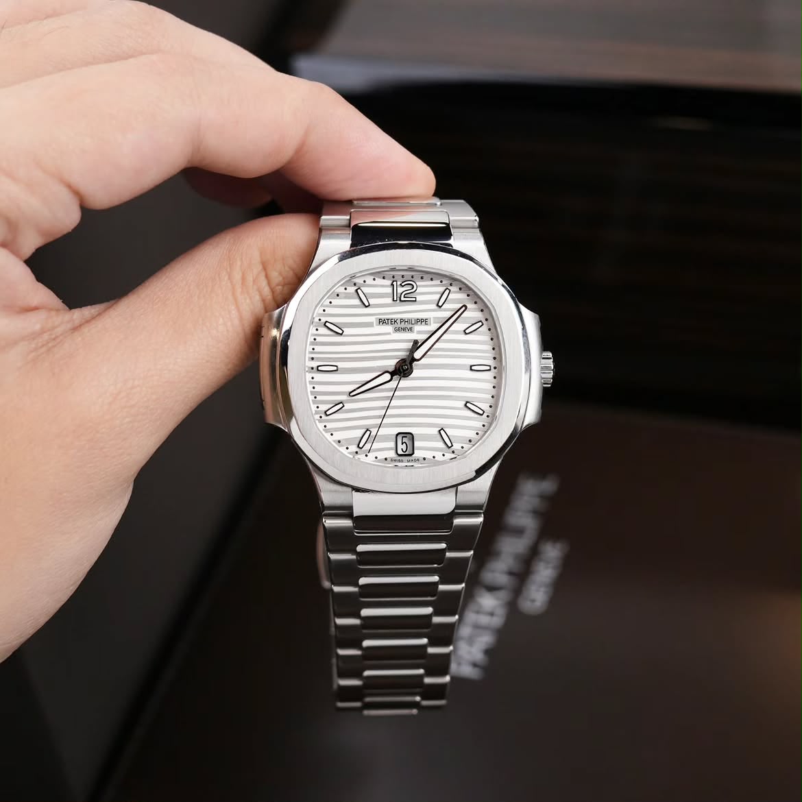 PATEK PHILIPPE 7118 Nautilus Steel , White Dial , Smooth Bezel , 35.2mm